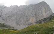 93 Il panorama dalla baitella, il possente Spigolo Nord-Ovest...